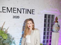 Krátku verziu klasického ľanového kúsku z dielne Klementiny Tomrecaj mala na sebe moderátorka Katarína „Becca“ Balážiová