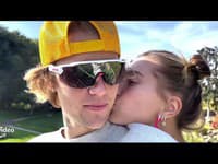 Justin požiadal Hailey verejne o dieťa vo svojom dokumente s názvom Náš svet. 