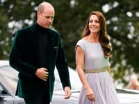 Na rôznych podujatiach bol princ William videný po boku svojej manželky Kate bez obrúčky. 
