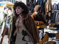 Filmové kritici, ale aj laikovia, už teraz vyzdvihujú vo filme módu 80-tych rokov a filmové retro outfity speváčky, ktoré jej veľmi pristanú. 
