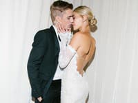 Hailey Bieber v róbe od Virgila Abloha