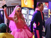 Paris Hilton v neónovom modeli svadobných šiat