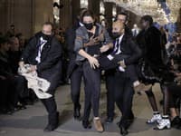 Na sociálnych sieťach sa v týchto dňoch šíri aj video, na ktorom je aktivistka zachytená ochrankou v parížskom Louvri a vyvedená von