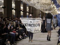 „Overconsumption = extinction“, v preklade „Nadmerná spotreba = vyhynutie“