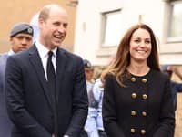 Všetci poznáme Williama ako princa a vojvodu z Cambridge. Jeho manželka Kate Middleton, sa však stala len vojvodkyňou. 