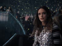 Hviezdou vianočnej kampane je francúzsko-nemecká herečka Stacy Martin. 