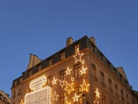 Butik bol otvorený v roku 2018 na rohu rue Dupho a rue Saint-Honoré a rue Cambon, len pár krokov od historickej adresy CHANEL, čísla 31