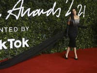 Demi Moore predviedla jednoduchý, no zaujímavý model šiat
