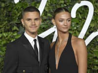 Beckham spolu so svojou priateľkou mali na červenom koberci premiéru