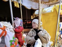  Tento rok je to prvýkrát, čo to Sára vníma a teší sa zo všetkých zvykov, svetielok, a všetko je to zrazu ešte omnoho krajšie