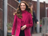 Kate Middleton často siaha aj po fuksiovej farbe