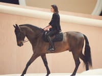 Charlotte otvárala prehliadku v kabáte z čierneho tvídu a flitrov, zatiaľ čo Sébastien Tellier hrá na nadrozmerné nástroje podľa predstáv umelca