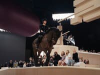 Charlotte Casiraghi na koni otvárala haute couture show