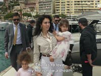 Zo dňa na deň sa Georgine zmenil život a z obyčajného dievčaťa (keďže v čase zoznámenia mala len 22 rokov), sa stala svetoznáma celebrita