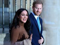 Odchod princa Harryho a jeho manželky Meghan Markle z kráľovskej rodiny a z Británie vôbec, vyvolal napäté vzťahy. 