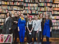 Zľava: Riaditeľka Slovak Fashion Council Zuzana Bobíková, licitátorka aukčnej spoločnosti Soga Nina Gažovičová, výtvarník András Cséfalvay, výtvarníčka Dorota Sadovská, kurátorka Blue Gallery Katarína Janáková, výtvarníčka Ivana Šáteková, PR manažérka Babsy Jagušák, výtvarníčka Tero Abaffy, riaditeľka festivalu Biela Noc Zuzana Pacáková