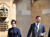 Už roky zladená dvojica: Victoria a David v čase, keď sa vybrali na svadbu Meghan a Harryho