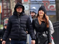 Po sérii vzťahových úletov aj reálnych dlhoročných vzťahov sa zdá, že najznámejší hollywoodsky starý mládenec sa konečne usadil. 