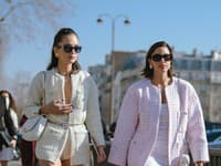 Chanelovský kostým ako trend jari 2022: Tvídový štýl v pastelových farbách z vás urobí inú ženu