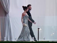 Victoria Beckham ohúrila na synovej svadbe nezvyčajným outfitom