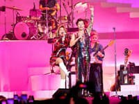 Jedným z najväčších lákadiel festivalu bol Harry Styles, ktorý vystúpil so speváčkou Shaniou Twain