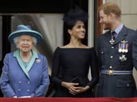 Kráľovná Alžbeta II. a britský princ Harry a jeho manželka Meghan Markle 