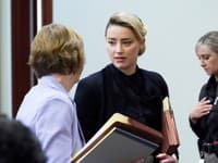 Dnes Amber obviňuje Johnnyho hneď z niekoľkých závažných činov