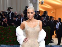 Reality star Kim Kardashian prišla v šatách Marilyn Monroe, kvôli ktorým schudla 7 kíl