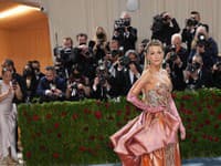 Herečka Blake Lively obliekla róbu Versace
