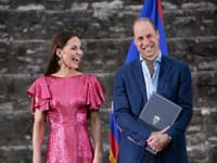 William po boku svojej manželky pôsobí pokojne