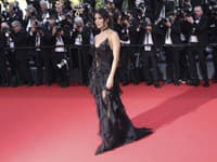 Eva Longoria ohúrila transparentnými šatami so strategicky umiestnenými volánmi