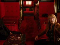Snímka publiku dovolí nazrieť do zákulisia, najmä do vzťahu s hudobníkovým záhadným manažérom – plukovníkom Tomom Parkerom