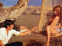 V snímke z roku 1969 excelujú tie najväčšie hviezdy filmového plátna, ako sú Romy Schneider, Alain Delon, Maurice Ronet a Jane Birkin