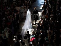 Vzťah Charlesa s Meghan bol od začiatku pevný. Vyvrcholil tým, že ju viedol čiastočne uličkou na jej kráľovskej svadbe v roku 2018. 
