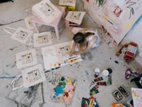 Michaela počas tvorivého procesu VANS x ART OF THE BOX