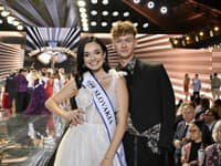 Slovenka Jana Vozárová s riaditeľom Miss Slovensko Michaelom Kováčikom na Miss Supranational 2022