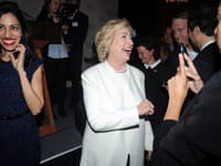 Bradleyho nová známosť, Huma Abedin, politička pracovala aj ako bývalá poradkyňa Hillary Clintonovej. 
