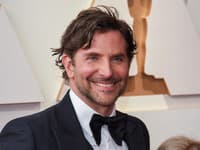 Bradley Cooper vraj randí s novou ženou, no zo šoubiznisu nie je, ale zo sveta politiky. 