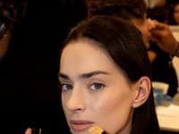 Naneste make-up POWER FABRIC + a zvoľte odtieň zodpovedajúci vašej pleti