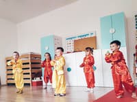 Danka založila škôlku Dragon Kids, v ktorej sa deti učia po čínsky