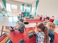 Danka založila škôlku Dragon Kids, v ktorej sa deti učia po čínsky