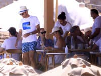 Roger Federer na paparazzi záberoch z pláže