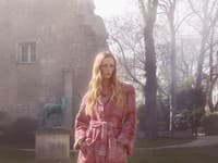 Rianne Van Rompaey interpretuje rôzne aspekty tvídu, zmes jesenných farieb a fuchsie, a oblieka sa s rovnakou eleganciou do obleku, kabáta, pleteného oblečenia alebo malých kožených šiat