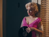 Očarujúca Ana de Armas v ružovej róbe na benátskej premiére filmu Blonde