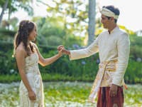 Dej sa začne točiť okolo dcéry Lily, ktorá sa pustí do búrlivej romantiky s chlapom, ktorého stretne na Bali. 