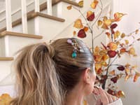 Pokiaľ chcete svoj hair styling oživiť, stavte na doplnky