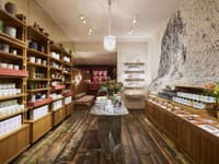 Butik Diptyque v Prahe bol navrhnutý tak, aby pripomínal nápaditý byt, miesto stretávania sa, kde sa známe stretáva s nečakaným