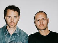 Český reklamný a módny fotograf Benedikt Renč (vľavo) a producent Milosh Harajda z MH Gallery (vpravo)