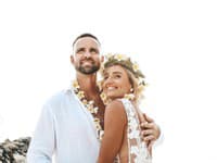 Nevesta zvolila čipkované svadobné šaty a romantický look