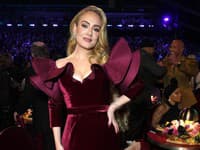 Zamatová bordová toaleta z dielne Louis Vuitton